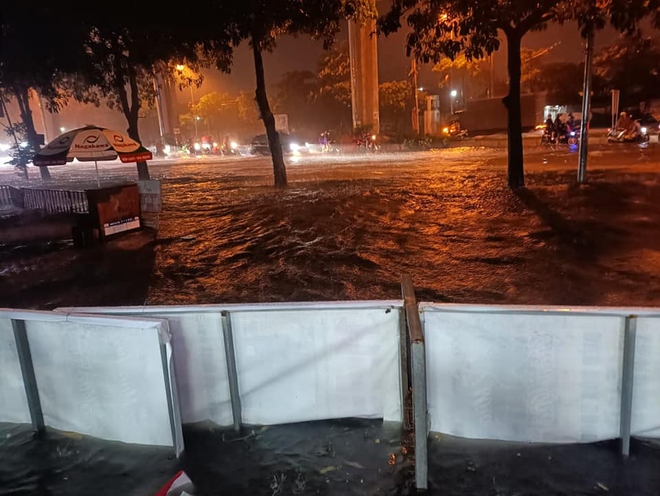 Nhiều tuyến phố ở H&agrave; Nội ngập s&acirc;u, nước tr&agrave;n v&agrave;o nh&agrave; d&acirc;n sau cơn mưa lớn k&eacute;o d&agrave;i - Ảnh 16.