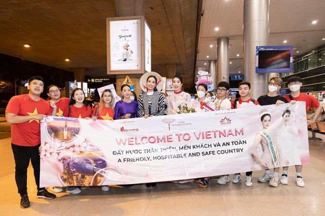 Hoa hậu Quốc tế 2019 mặc áo dài đi ăn bún chả cùng Á hậu Phương Anh ngay khi vừa đến Việt Nam - Ảnh 6.
