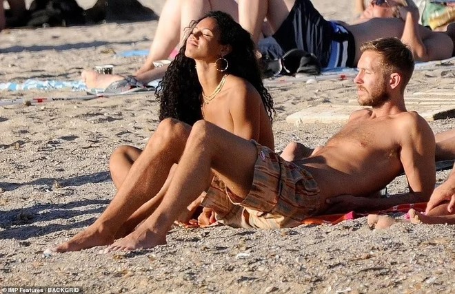 Tình cũ Taylor Swift khóa môi vị hôn thê để ngực trần trên bãi biển - Ảnh 7.