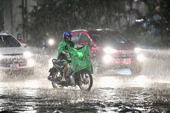 Nhiều tuyến phố ở H&agrave; Nội ngập s&acirc;u, nước tr&agrave;n v&agrave;o nh&agrave; d&acirc;n sau cơn mưa lớn k&eacute;o d&agrave;i - Ảnh 2.