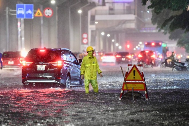 Nhiều tuyến phố ở Hà Nội ngập sâu, nước tràn vào nhà dân sau cơn mưa lớn kéo dài - Ảnh 7.