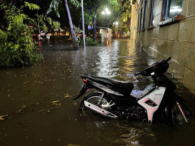 Nhiều tuyến phố ở Hà Nội ngập sâu, nước tràn vào nhà dân sau cơn mưa lớn kéo dài - Ảnh 12.