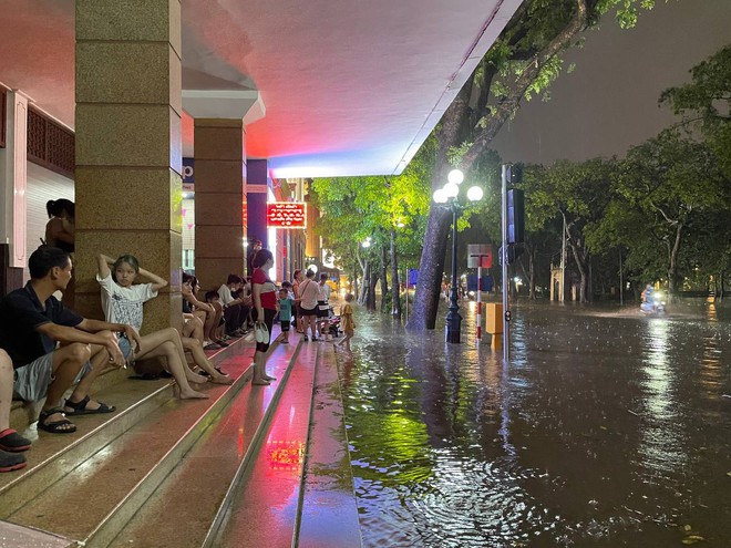 Nhiều tuyến phố ở H&agrave; Nội ngập s&acirc;u, nước tr&agrave;n v&agrave;o nh&agrave; d&acirc;n sau cơn mưa lớn k&eacute;o d&agrave;i - Ảnh 13.