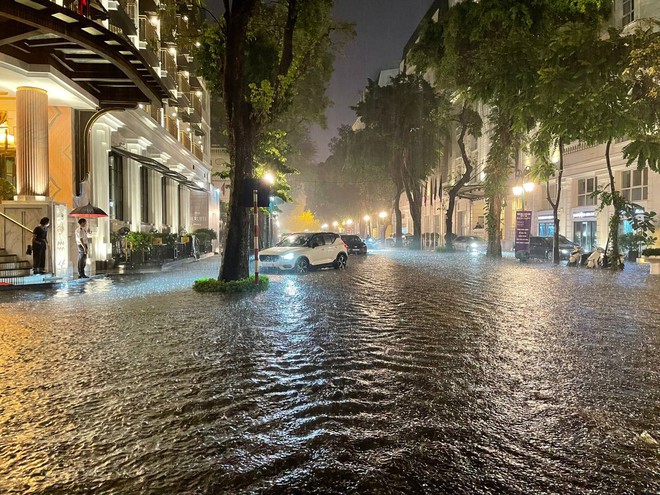 Nhiều tuyến phố ở Hà Nội ngập sâu, nước tràn vào nhà dân sau cơn mưa lớn kéo dài - Ảnh 11.