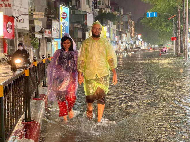 Nhiều tuyến phố ở Hà Nội ngập sâu, nước tràn vào nhà dân sau cơn mưa lớn kéo dài - Ảnh 20.