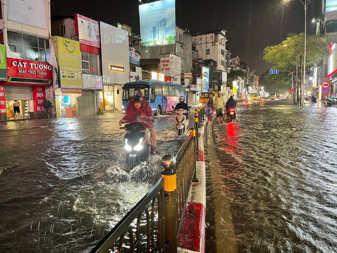 Nhiều tuyến phố ở H&agrave; Nội ngập s&acirc;u, nước tr&agrave;n v&agrave;o nh&agrave; d&acirc;n sau cơn mưa lớn k&eacute;o d&agrave;i - Ảnh 18.