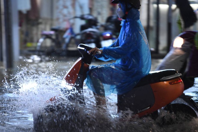 Nhiều tuyến phố ở H&agrave; Nội ngập s&acirc;u, nước tr&agrave;n v&agrave;o nh&agrave; d&acirc;n sau cơn mưa lớn k&eacute;o d&agrave;i - Ảnh 21.