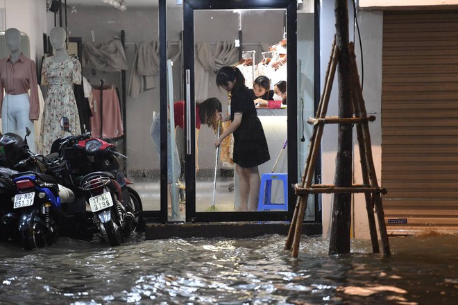 Nhiều tuyến phố ở H&agrave; Nội ngập s&acirc;u, nước tr&agrave;n v&agrave;o nh&agrave; d&acirc;n sau cơn mưa lớn k&eacute;o d&agrave;i - Ảnh 23.