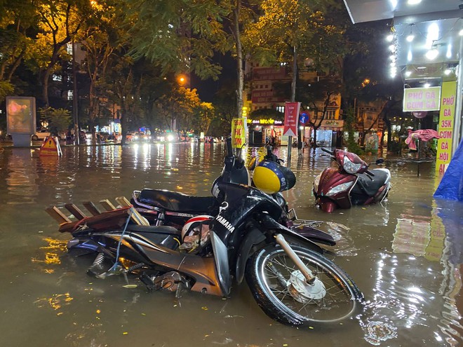 Toàn cảnh phố phường Hà Nội sau trận mưa lớn tối 13/6: Ngập đến nửa người, người dân vất vả lội nước tìm đường về nhà lúc nửa đêm - Ảnh 17.