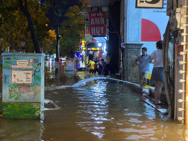 Toàn cảnh phố phường Hà Nội sau trận mưa lớn tối 13/6: Ngập đến nửa người, người dân vất vả lội nước tìm đường về nhà lúc nửa đêm - Ảnh 19.