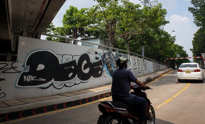 Từ vụ tàu Metro số 1 bị vẽ bậy, nhìn lại đường phố TP.HCM cũng đang bị bôi bẩn xấu xí  - Ảnh 14.