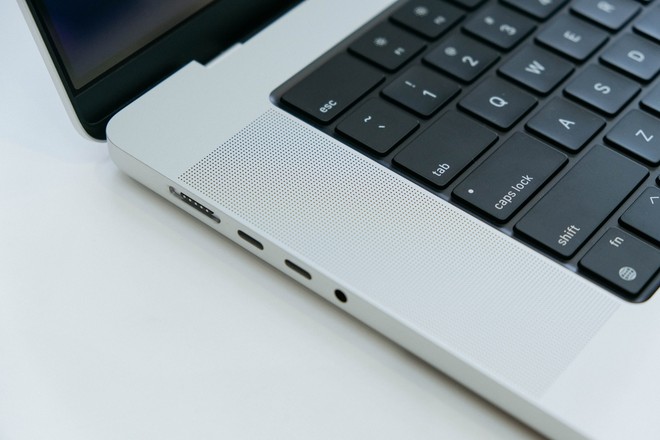 Cận cảnh mẫu MacBook Pro với giá bán gần 60 triệu đồng - Ảnh 2.