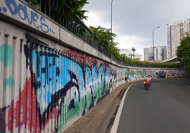 Từ vụ tàu Metro số 1 bị vẽ bậy, nhìn lại đường phố TP.HCM cũng đang bị bôi bẩn xấu xí  - Ảnh 3.