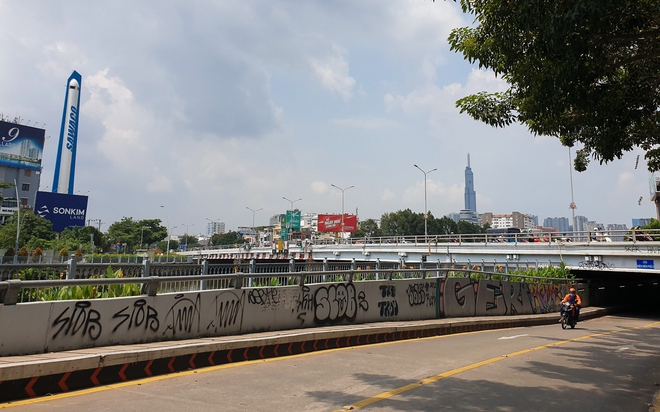 Từ vụ tàu Metro số 1 bị vẽ bậy, nhìn lại đường phố TP.HCM cũng đang bị bôi bẩn xấu xí  - Ảnh 2.