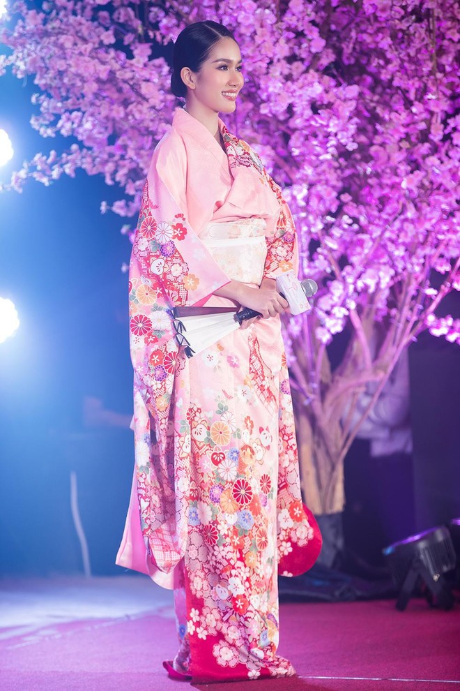 &Aacute; hậu Phương Anh khiến gi&aacute;m đốc truyền th&ocirc;ng HH Quốc tế trầm trồ khi mặc kimono nhảy m&uacute;a đi&ecirc;u luyện - Ảnh 1.