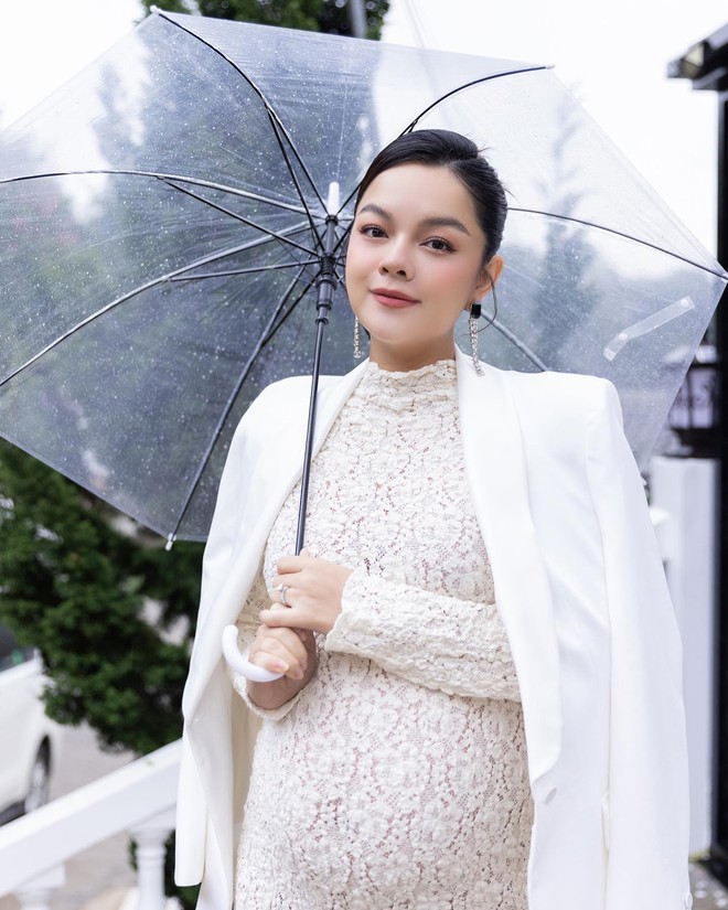 Phạm Quỳnh Anh giấu nhẹm bụng bầu nhờ 4 chi&ecirc;u l&ecirc;n đồ v&agrave; l&agrave;m đẹp si&ecirc;u đỉnh - Ảnh 1.
