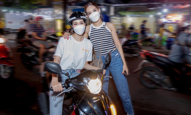 Hình ảnh Á hậu Phương Anh lái xe máy chở Hoa hậu Quốc tế 2019 đi ăn ốc khiến fan thích thú - Ảnh 1.