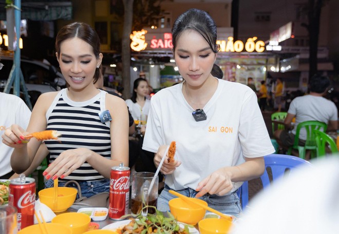 Hình ảnh Á hậu Phương Anh lái xe máy chở Hoa hậu Quốc tế 2019 đi ăn ốc khiến fan thích thú - Ảnh 5.