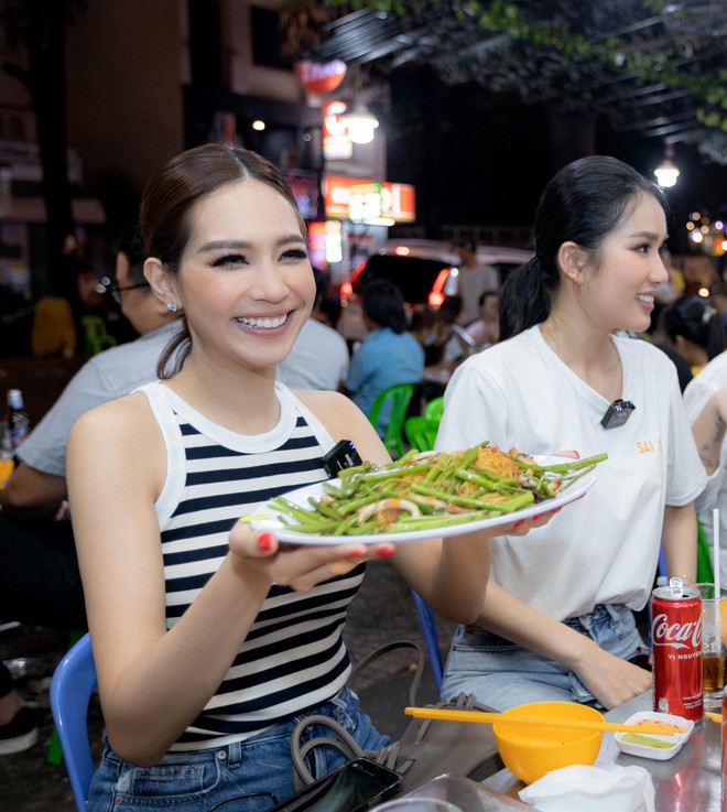 Hình ảnh Á hậu Phương Anh lái xe máy chở Hoa hậu Quốc tế 2019 đi ăn ốc khiến fan thích thú - Ảnh 6.