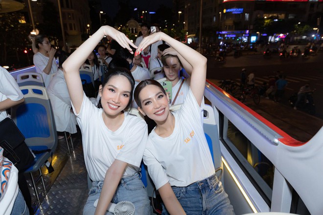 Hình ảnh Á hậu Phương Anh lái xe máy chở Hoa hậu Quốc tế 2019 đi ăn ốc khiến fan thích thú - Ảnh 9.