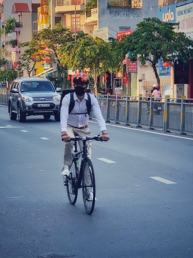 Đạp xe đi l&agrave;m b&ugrave;ng nổ thời xăng tăng v&agrave; b&atilde;o gi&aacute; bị nhiều người cho l&agrave; phi thực tế, vậy người trong cuộc n&oacute;i g&igrave;? - Ảnh 1.