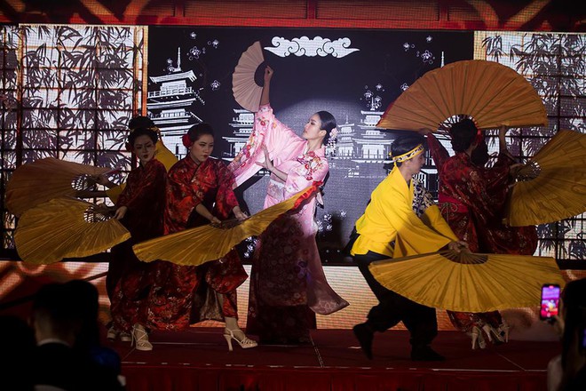 &Aacute; hậu Phương Anh khiến gi&aacute;m đốc truyền th&ocirc;ng HH Quốc tế trầm trồ khi mặc kimono nhảy m&uacute;a đi&ecirc;u luyện - Ảnh 3.