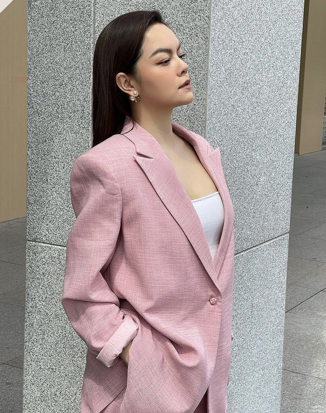 Phạm Quỳnh Anh giấu nhẹm bụng bầu nhờ 4 chi&ecirc;u l&ecirc;n đồ v&agrave; l&agrave;m đẹp si&ecirc;u đỉnh - Ảnh 5.