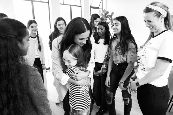 C&ocirc;ng nương Kate thu h&uacute;t truyền th&ocirc;ng với diện mạo ph&aacute; c&aacute;ch, Meghan cũng đăng ảnh mới kh&ocirc;ng hề k&eacute;m cạnh - Ảnh 6.