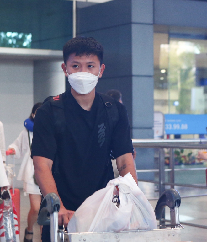 Phan Tuấn Tài, Lương Duy Cương phải đi xe riêng về khách sạn vì được fan vây kín xin chụp ảnh ở sân bay - Ảnh 5.
