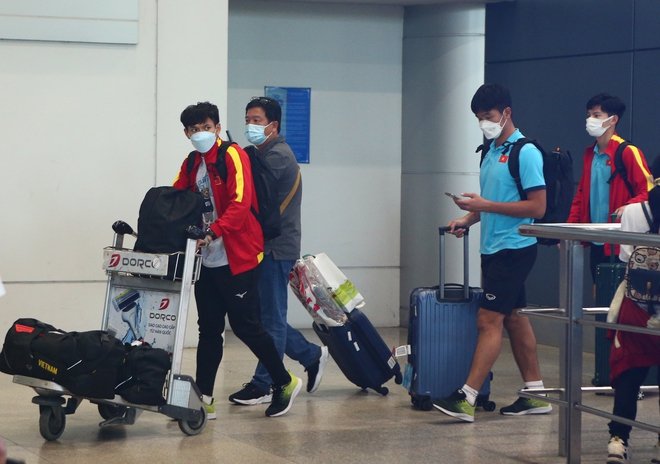 Phan Tuấn Tài, Lương Duy Cương phải đi xe riêng về khách sạn vì được fan vây kín xin chụp ảnh ở sân bay - Ảnh 7.