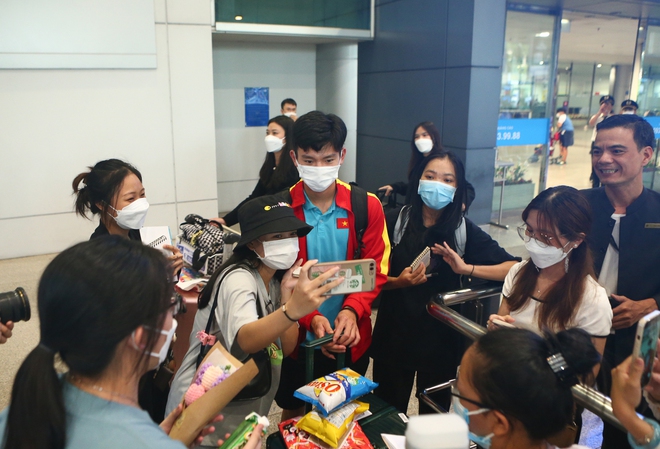 Phan Tuấn Tài, Lương Duy Cương phải đi xe riêng về khách sạn vì được fan vây kín xin chụp ảnh ở sân bay - Ảnh 2.