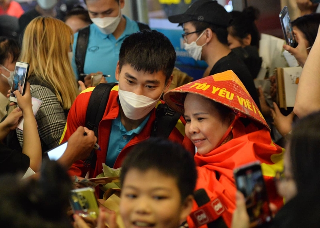 Hai cầu thủ U23 Việt Nam bị lỡ xe phải đi xe tải, bố mẹ Bùi Hoàng Việt Anh ra sân bay đón con trai - Ảnh 8.
