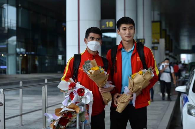 Hai cầu thủ U23 Việt Nam bị lỡ xe phải đi xe tải, bố mẹ Bùi Hoàng Việt Anh ra sân bay đón con trai - Ảnh 10.