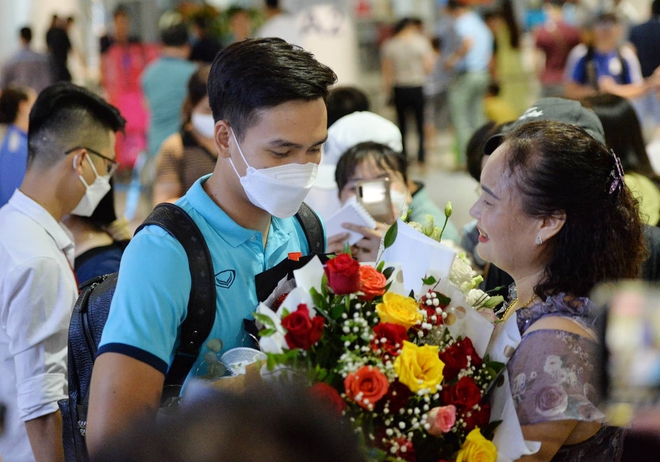 Hai cầu thủ U23 Việt Nam bị lỡ xe phải đi xe tải, bố mẹ Bùi Hoàng Việt Anh ra sân bay đón con trai - Ảnh 3.