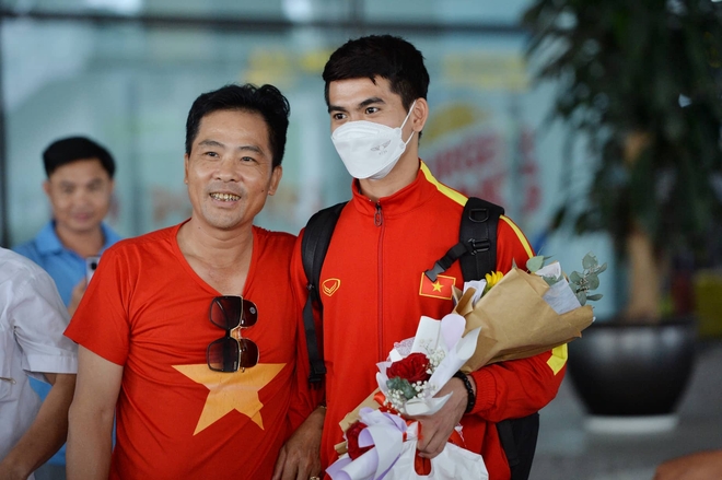 Hai cầu thủ U23 Việt Nam bị lỡ xe phải đi xe tải, bố mẹ Bùi Hoàng Việt Anh ra sân bay đón con trai - Ảnh 9.