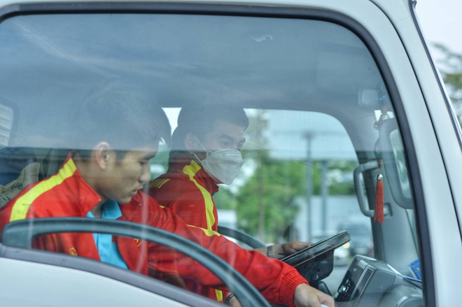 Hai cầu thủ U23 Việt Nam bị lỡ xe phải đi xe tải, bố mẹ Bùi Hoàng Việt Anh ra sân bay đón con trai - Ảnh 2.