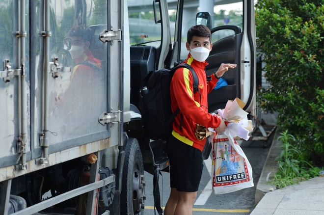 Hai cầu thủ U23 Việt Nam bị lỡ xe phải đi xe tải, bố mẹ Bùi Hoàng Việt Anh ra sân bay đón con trai - Ảnh 1.