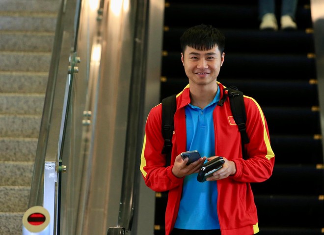 U23 Việt Nam hạ cánh an toàn sau 30 tiếng di chuyển từ Uzbekistan về Hà Nội - Ảnh 3.