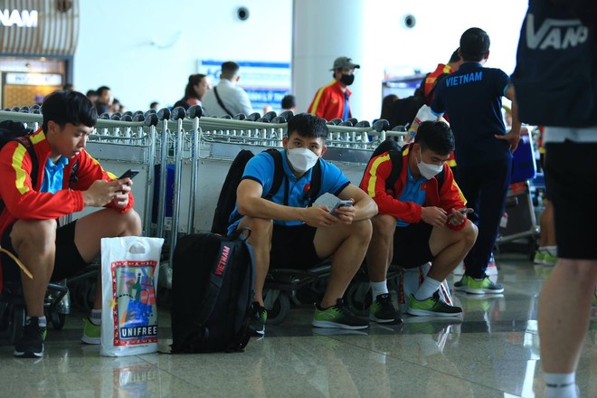 U23 Việt Nam hạ cánh an toàn sau 30 tiếng di chuyển từ Uzbekistan về Hà Nội - Ảnh 7.