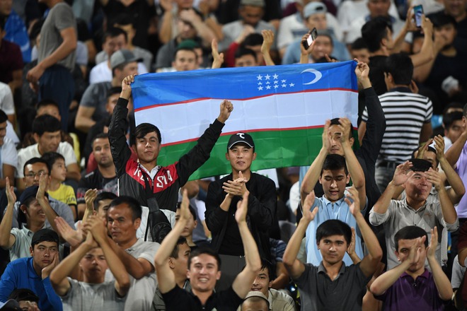 Chính thức: U23 Uzbekistan phải thi đấu trên sân không khán giả, nộp phạt hơn 1 tỷ đồng vụ CĐV ném đá vào sân - Ảnh 1.