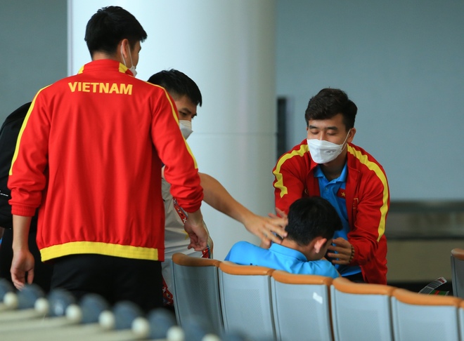 HLV Gong Oh-kyun khoác vai chia tay học trò, bất ngờ khi nhiều CĐV đến đón U23 Việt Nam - Ảnh 10.