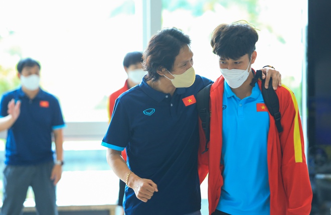 HLV Gong Oh-kyun khoác vai chia tay học trò, bất ngờ khi nhiều CĐV đến đón U23 Việt Nam - Ảnh 3.