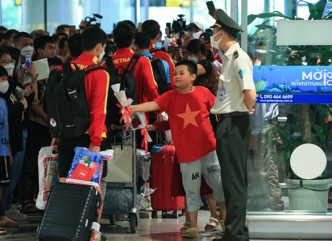 HLV Gong Oh-kyun khoác vai chia tay học trò, bất ngờ khi nhiều CĐV đến đón U23 Việt Nam - Ảnh 12.