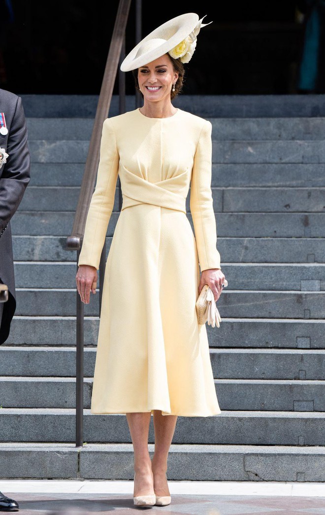 Những trang phục đẹp thanh lịch và nữ tính của Công nương Kate - Biểu tượng thời trang Hoàng gia - Ảnh 4.