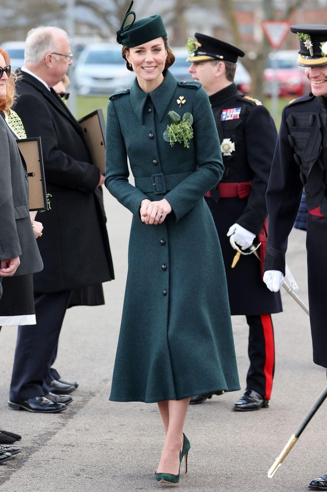 Những trang phục đẹp thanh lịch và nữ tính của Công nương Kate - Biểu tượng thời trang Hoàng gia - Ảnh 12.