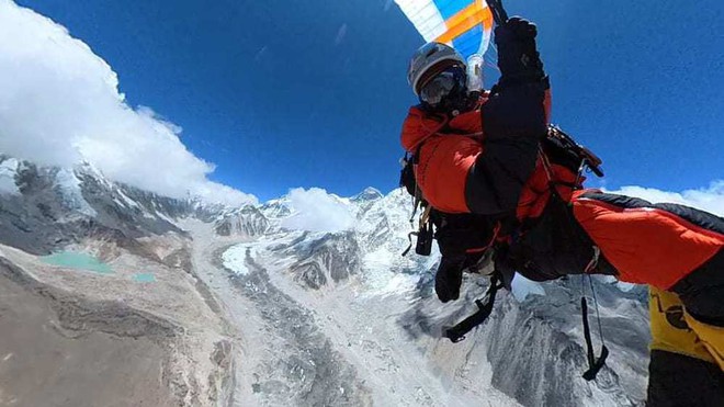 Mạo hiểm nhảy dù từ núi Everest, người đàn ông đi vào lịch sử thế giới - Ảnh 1.