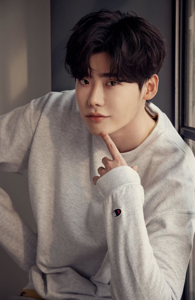 Tài tử Hàn đẹp nhất mọi thời đại Lee Jong Suk: Sở hữu ngoại hình cực phẩm cùng dàn bạn gái tin đồn chất lượng - Ảnh 2.