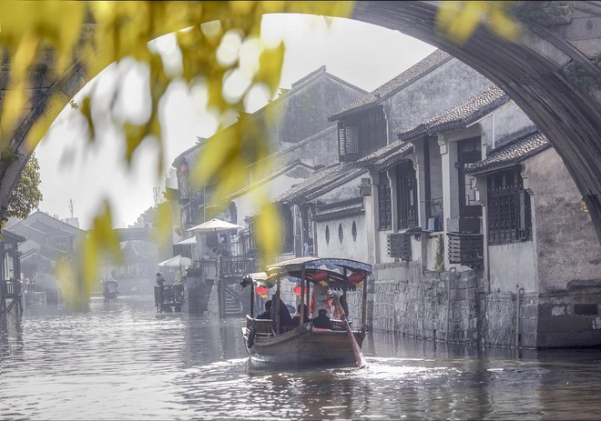 Cổ trấn 800 năm tuổi đẹp nhất nhì vùng sông nước Giang Nam với phong tục đám cưới nước lộng lẫy, dệt hoa mộng cho muôn vàn cô dâu - Ảnh 2.