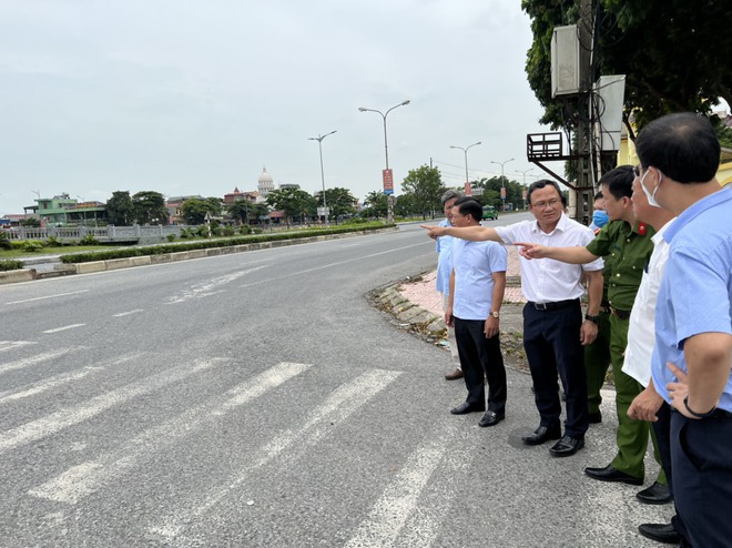 Vụ tai nạn xe khách 9 người thương vong: Chỉ trong tích tắc chiếc xe lật nghiêng, người đè lên nhau... - Ảnh 3.