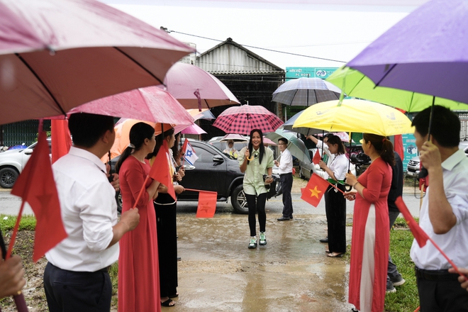 HHen Niê giản dị đi trao thư viện sách tại Lai Châu - Ảnh 1.